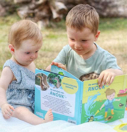 Twee kindjes lezen een kinderboek